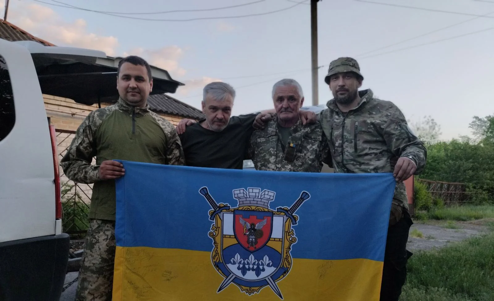 Учасники організації тримають прапор.